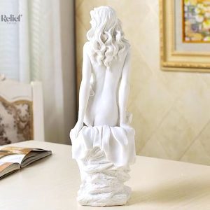 Sculpture élégante femme nue assise, détail artistique