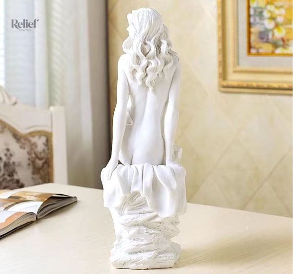 Sculpture élégante femme nue assise, détail artistique