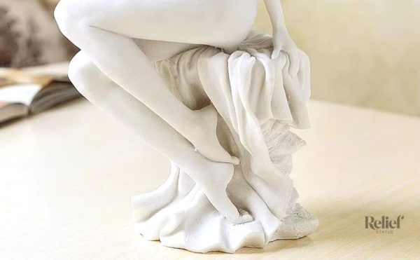 Sculpture décorative femme nue assise, ambiance contemporaine