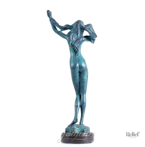 Statue en bronze d'une femme nue, élégante et artistique