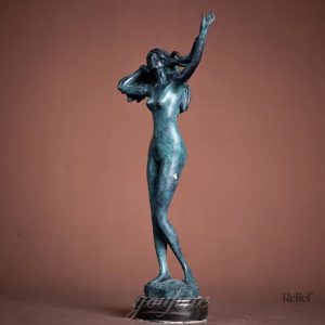 Sculpture en bronze représentant une femme dans une pose naturelle
