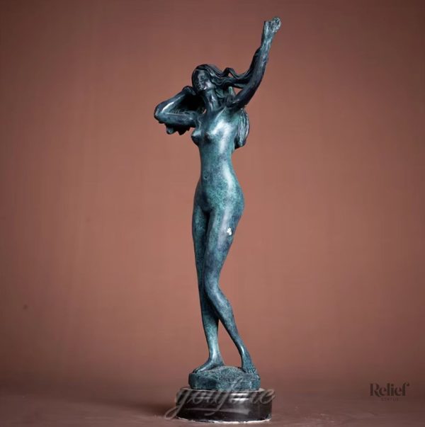 Sculpture en bronze représentant une femme dans une pose naturelle