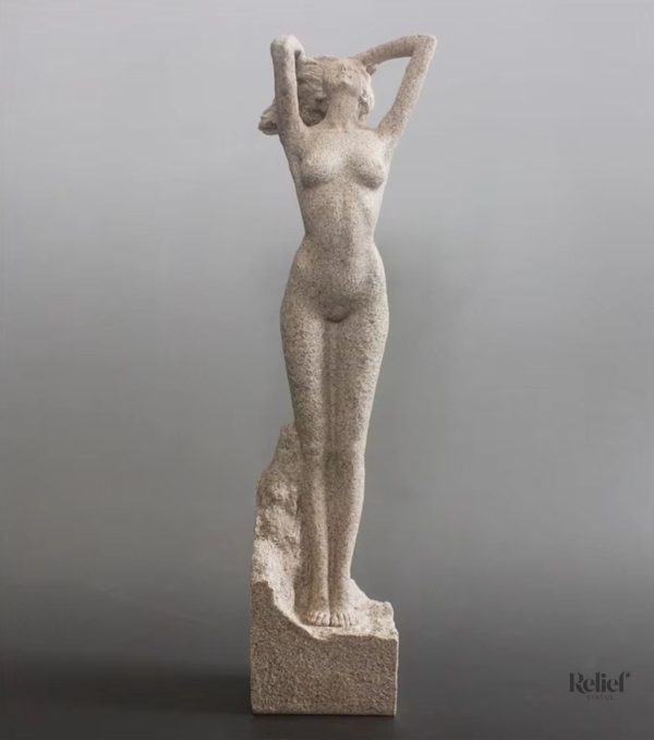 Statue artistique en grès représentant une femme nue