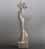 Sculpture de femme en grès, élégance et simplicité