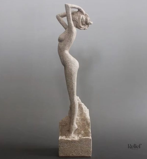 Sculpture de femme en grès, élégance et simplicité