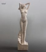 Sculpture féminine en grès, 32 cm de hauteur