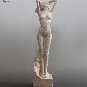 Sculpture féminine en grès, 32 cm de hauteur