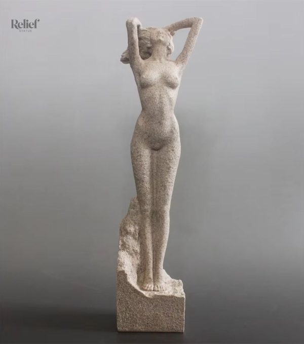 Sculpture féminine en grès, 32 cm de hauteur