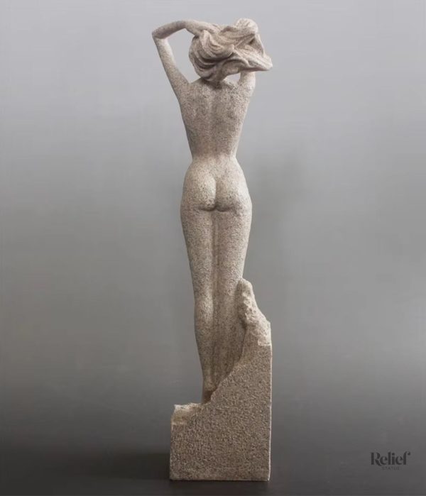 Art contemporain : statue femme nue en grès naturel