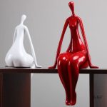 Statue de femme en position ronde, 37 cm de hauteur