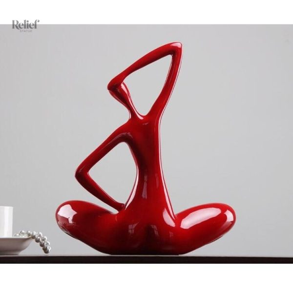 Détails artistiques de la statue femme yoga