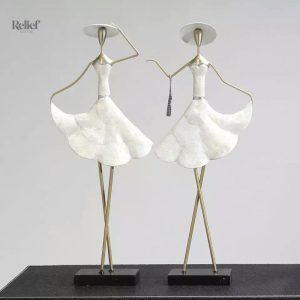 Élégante statue vintage de femme, 55 cm de hauteur