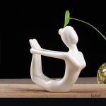 Statue courte femme en posture de yoga