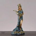 Élégante sculpture de Fortuna, déesse du destin