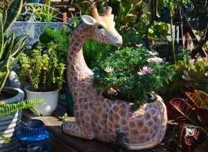 Statue girafe moderne, idéale pour embellir votre espace extérieur