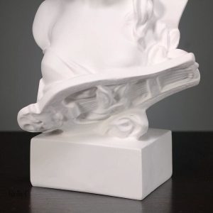 Détails de la statue grecque représentant la déesse de l'amour
