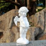 Détail de la statue Cupidon, expression délicate et romantique