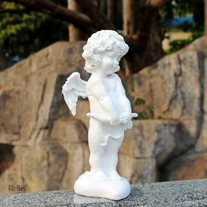Détail de la statue Cupidon, expression délicate et romantique