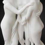 Détail artistique de la statue Les Trois Grâces en décor