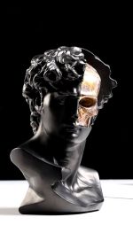 Statue grecque noire avec crâne doré, hauteur 28 cm