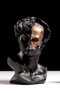 Figurine grecque, crâne doré, finition noire, 28 cm