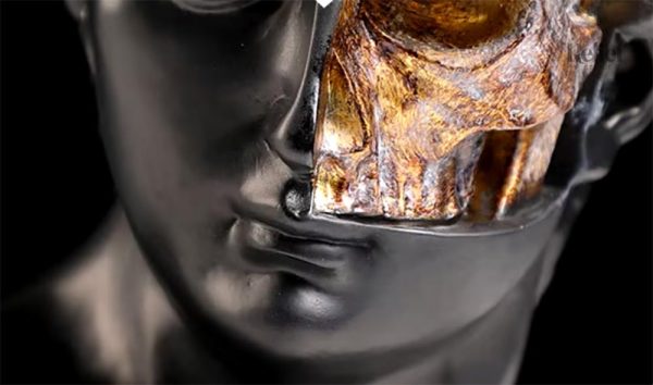 Détails d'une statue grecque, crâne doré sur fond noir, 28 cm