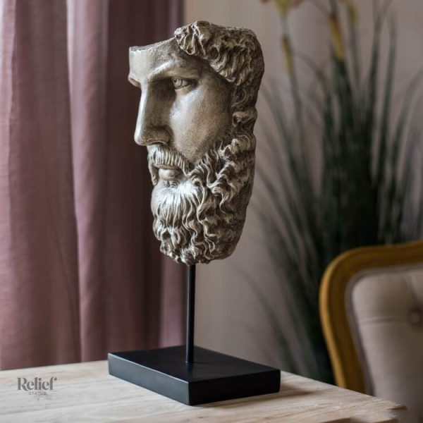 Statue classique de Zeus, symbole de puissance divine