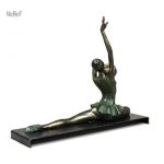 Statuette de gymnaste femme en pose élégante