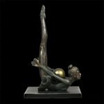 Statue moderne de femme athlétique en gymnastique