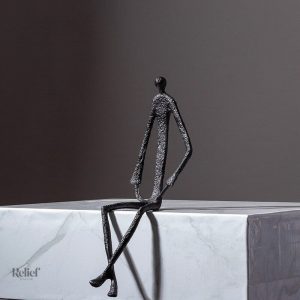 Art en métal, figurine homme assis