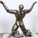 Sculpture d'un homme nu en posture de victoire