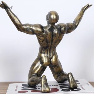 Sculpture d'un homme nu en posture de victoire