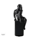 Statue contemporaine d'un homme nu en design moderne