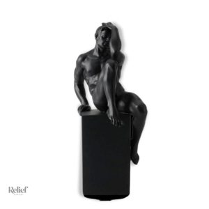 Statue contemporaine d'un homme nu en design moderne