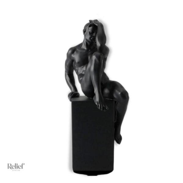 Statue contemporaine d'un homme nu en design moderne