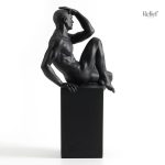 Sculpture artistique représentant un homme nu dans une pose gracieuse