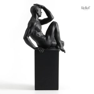 Sculpture artistique représentant un homme nu dans une pose gracieuse