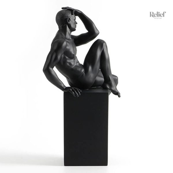 Sculpture artistique représentant un homme nu dans une pose gracieuse