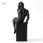 Figure masculine moderne en finition élégante et stylisée