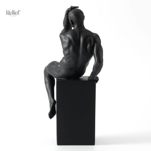 Figure masculine moderne en finition élégante et stylisée