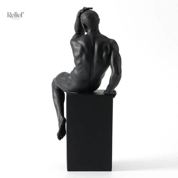 Figure masculine moderne en finition élégante et stylisée