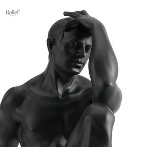 Art contemporain : statue d'homme nu au design épuré