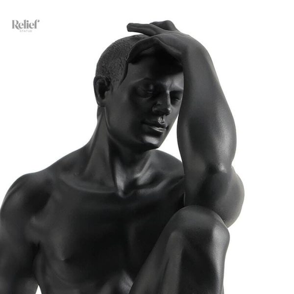 Art contemporain : statue d'homme nu au design épuré