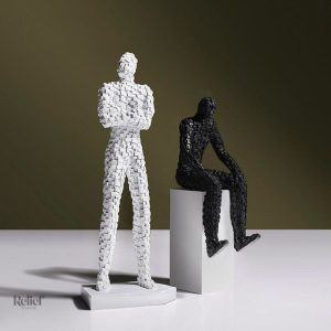 Sculpture d'un homme stylisé en décoration intérieure