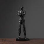 Œuvre moderne représentant un homme en pose dynamique