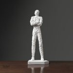 Statue contemporaine d'homme pour embellir un espace
