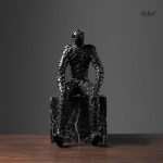 Art moderne : figurine d'homme en style abstrait