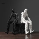 Statue artistique d'homme en finition élégante