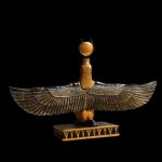 Reproduction d'Isis, statue antique inspirée de l'Égypte