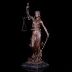 Statue en bronze représentant Thémis, déesse de la justice